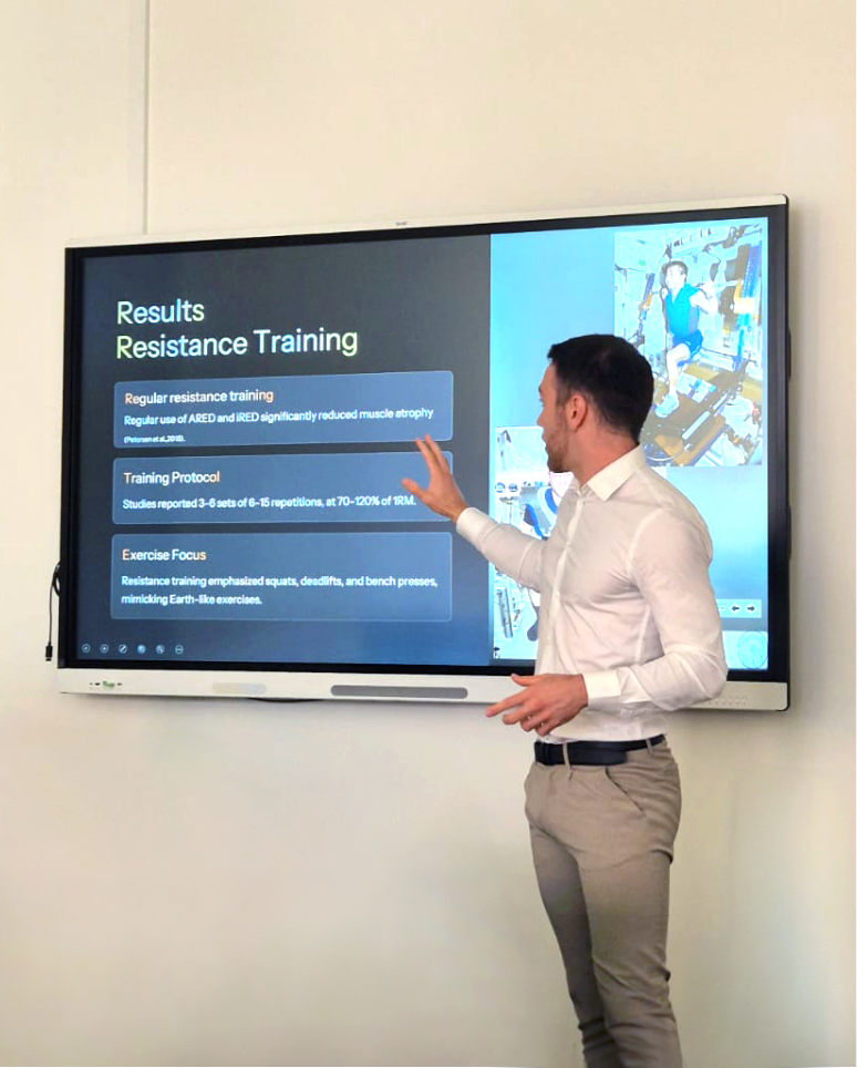 Andrea Tortorella presenting his master’s thesis research on resistance training, explaining results and protocols during an academic presentation